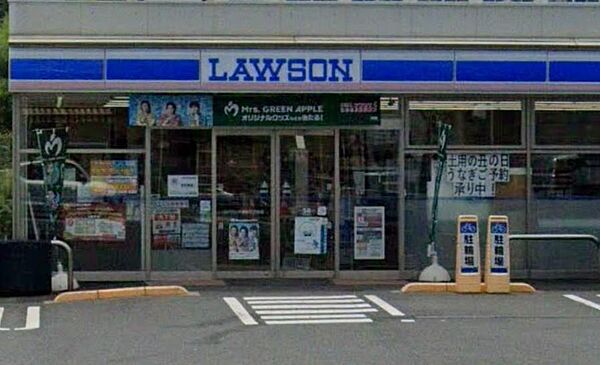 24時間営業でいつでも気軽に利用できるコンビニエンスストア。食品や日用品、ATMなどのサービスが揃い、急なお買い物や仕事帰りにも便利。駐車場を備え、毎日の暮らしを快適にサポートします。