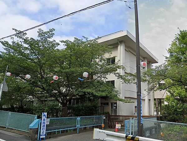 、地域とのつながりを大切にしながら、基礎学力の定着と豊かな心を育む教育に取り組む公立小学校です。落ち着いた教育環境のもと、子どもたちが安心して学び、健やかに成長できる環境が整っています。