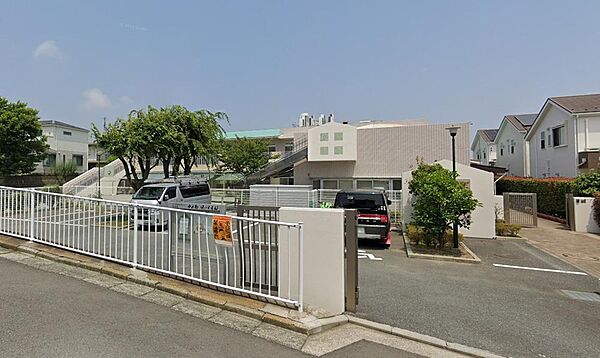 子ども一人ひとりの個性を大切にし、のびのびとした保育を行う認可保育園です。家庭的で温かな雰囲気の中、年齢に応じた遊びや学びを通して豊かな心と健やかな成長を育む環境が整っています。