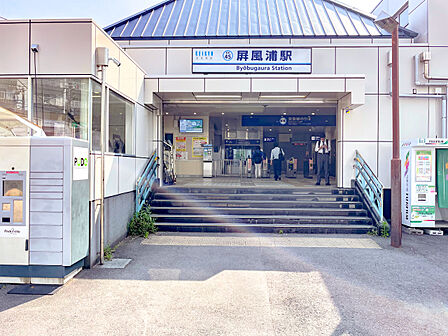 横浜駅へ乗り換えなしで約24分。乗車2分の上大岡駅で快特乗車に乗り換えれば横浜駅へ約14分。