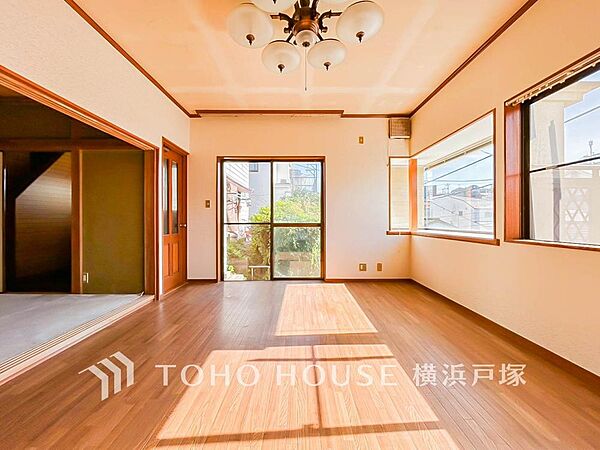 【Living room】一日の中で多くの時間を過ごすことになる住まいだからこそ、いつも穏やかな空間であるように心掛けています。構成する建材などへの配慮が、住まう方の健康を守ります。