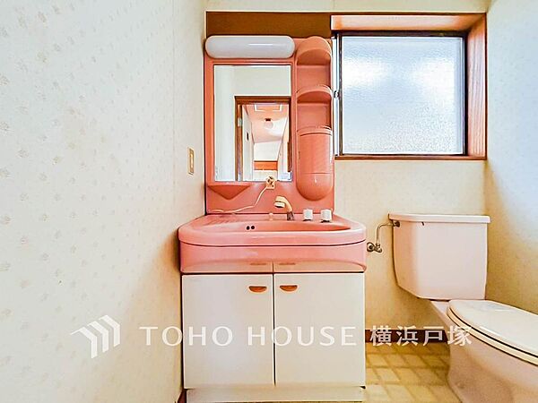 【Powder room】十分な大きさの洗面台は収納もさる事ながら、身だしなみチェックや歯磨きなど、朝の慌ただしい時間でもホテルライクなスペースで余裕とゆとりを感じて頂けます。