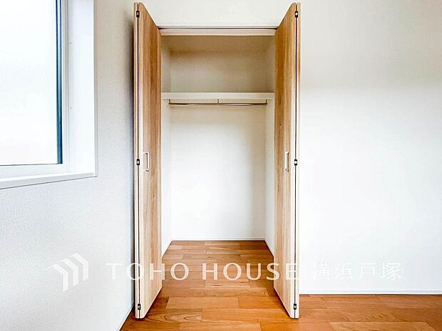 建物内部の収納には拘りました。共有部分に設けた収納。お荷物が多い方にも安心です。(4号棟)