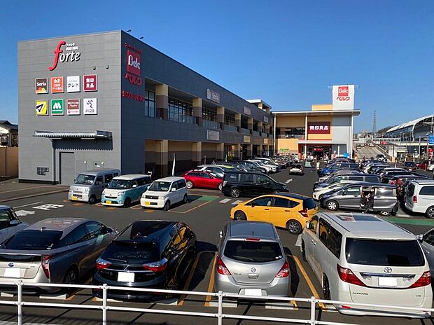 2022年8月に川和町駅前にオープン!スーパーのベルクを中心に、マツモトキヨシ、無印良品、Seria、モスバーガー等が入る便利なショッピングセンターです。