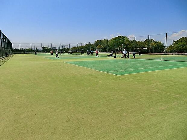 テニスやサッカーを楽しむことができる清潔感あふれる明るい公園です。年間を通してさまざまなスポーツスクールやスポーツイベントを開催しています。