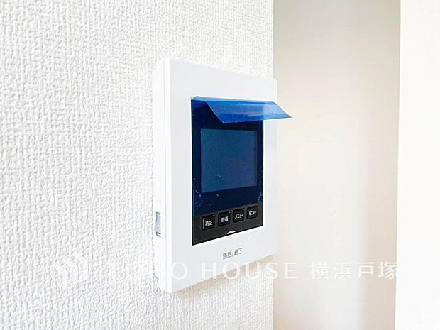 誰が来てもわかる様にモニター付きインターホンを設置。家事導線を考慮した個所に設置し、防犯性と利便性に優れ快適と安らぎを合わせた優しい設計。(4号棟)