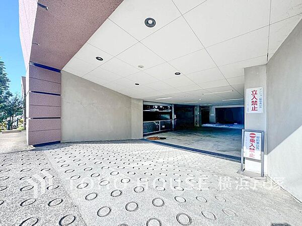 敷地内駐車場で安心と快適をプラス。移動も便利でスムーズ（空き状況はお問合せ下さい）