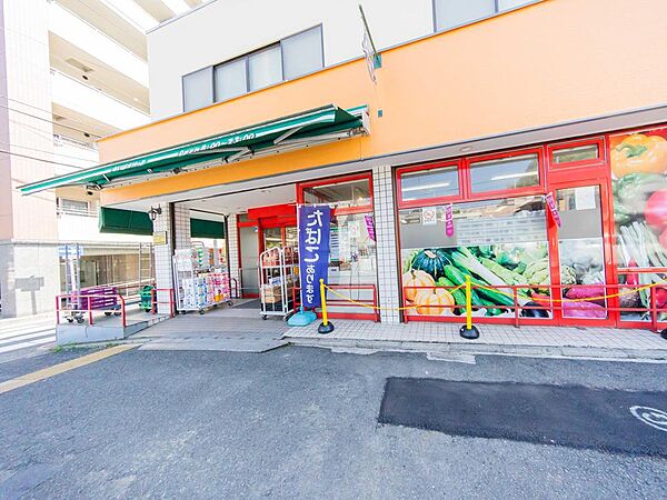 住宅街の中にある便利な都市型小型スーパー。手頃な価格の生鮮食品や日常使いの品がコンパクトに揃い、コンビニ感覚で毎日の買い足しにサッと立ち寄れて重宝します。