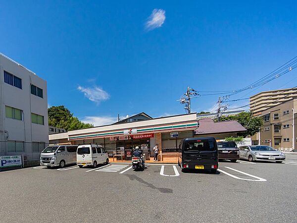 永田東3丁目エリアにある便利なコンビニ。駐車場を完備しており、車でのアクセスや移動途中の休憩、日常のクイックな買い出しに幅広く利用されている店舗です。