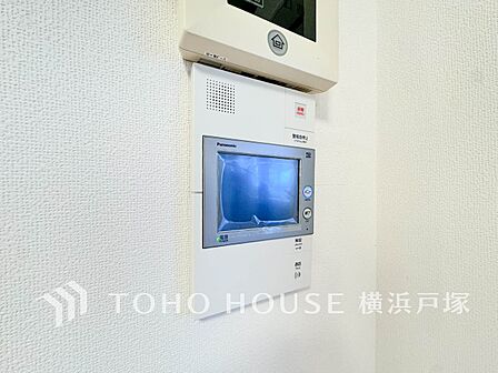 「見える安心」をカタチにしました。誰が来てもわかる様にモニター付きインターホンを設置。家事導線を考慮した個所に設置し、防犯性と利便性に優れ快適と安らぎを合わせた優しい設計。