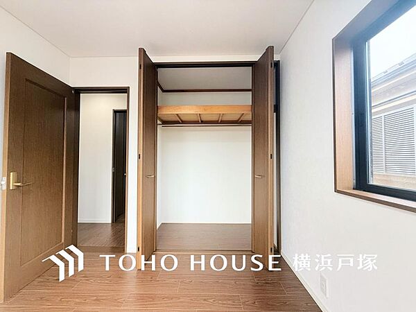 建物内部の収納には拘りました。共有部分に設けた収納。お荷物が多い方にも安心です。