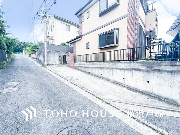 ゆったりとした駐車スペースを確保いたしましたので、大きめのお車でも駐車可能です。