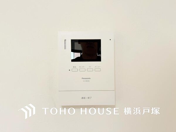 誰が来てもわかる様にモニター付きインターホンを設置。家事導線を考慮した個所に設置し、防犯性と利便性に優れ快適と安らぎを合わせた優しい設計。