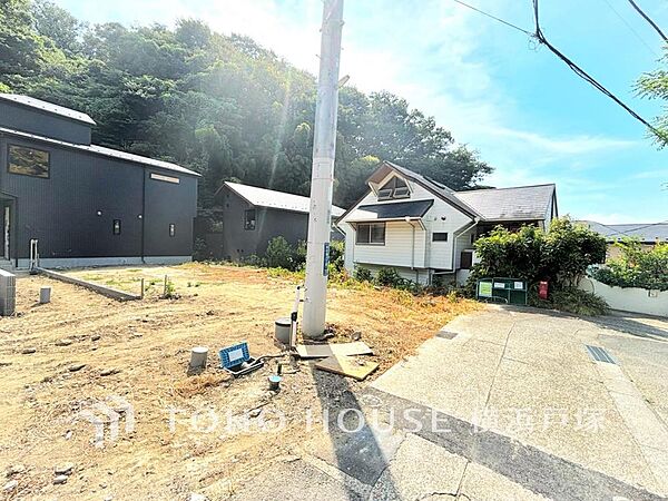 「Frontal road」日当たりがよくのびやかな心地よさが味わえる立地。静かでおだやかな生活が想像できます