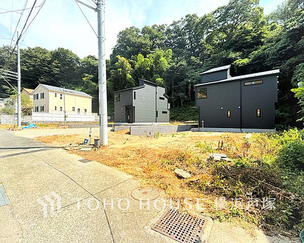 鎌倉まで徒歩圏内でありながら、静かな環境に包まれているため、利便性と静寂が絶妙に調和しています。