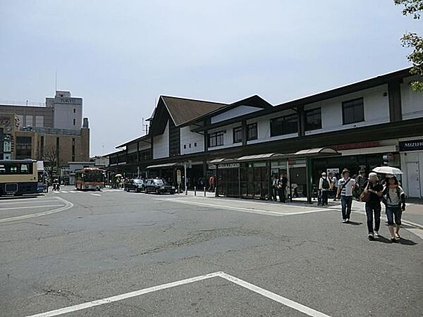横浜駅までは約26分。東口側は小町通りや鶴岡八幡宮を訪れる観光客で賑わっています。江ノ電も利用できます。