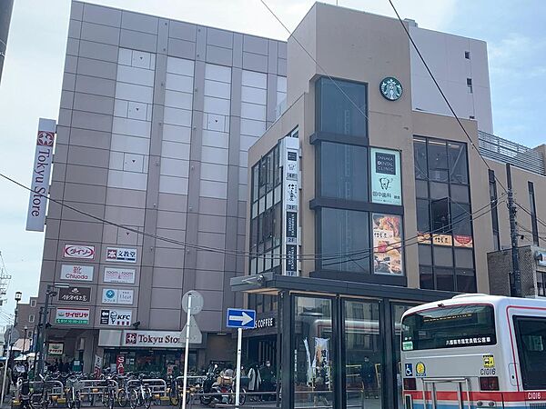 鎌倉駅東口からすぐ。スーパー「東急ストア鎌倉店」ほか、和菓子や洋菓子のお店や、衣料品、ダイソー、美容院などがテナントで入っています。