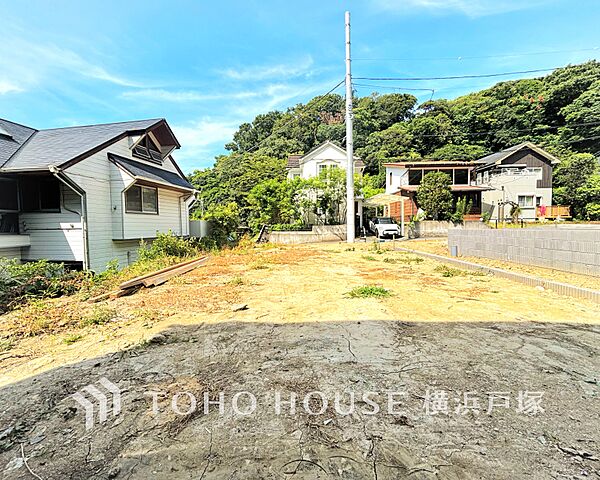 自然豊かな環境にありながら、鎌倉の中心地まで徒歩23分の便利なアクセス。静かで落ち着いた住環境と、日常生活の利便性を兼ね備えています。