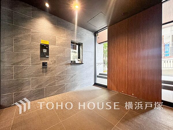 【Entrance】洗練と温もりが調和するエントランスホール。訪れる人を心地よく迎え、特別な空間への期待感を高めます。