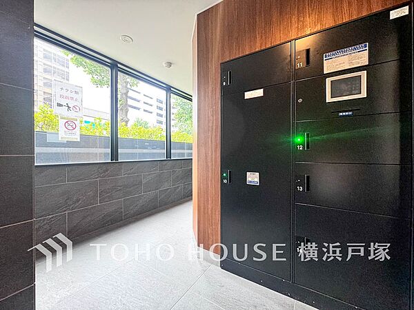 【Delivery box】お仕事でお帰りが遅い方も、ご夫婦でお仕事されている方も、お荷物の受け取りが出来るので安心です。
