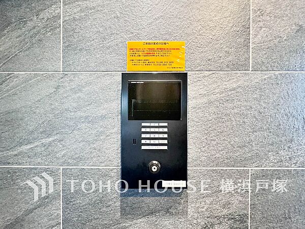 【オートロック】マンション住人以外の侵入を防ぐ為に設置。お子様がいらっしゃるご家庭にも安心の設備です。