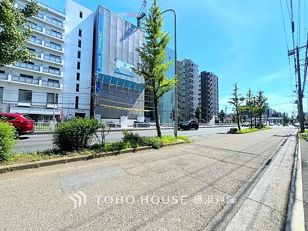 【Frontal road】穏やかな街並みの中で、陽光と開放感を感じながら暮らせる魅力ある住環境です。