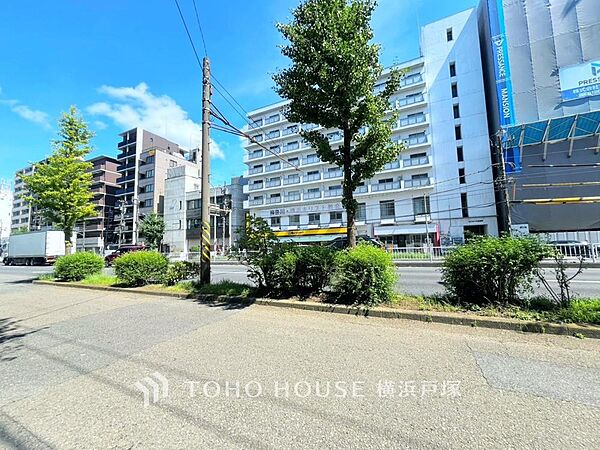 【Frontal road】広々とした前面道路が、陽光と開放感あふれる街並みを彩ります。