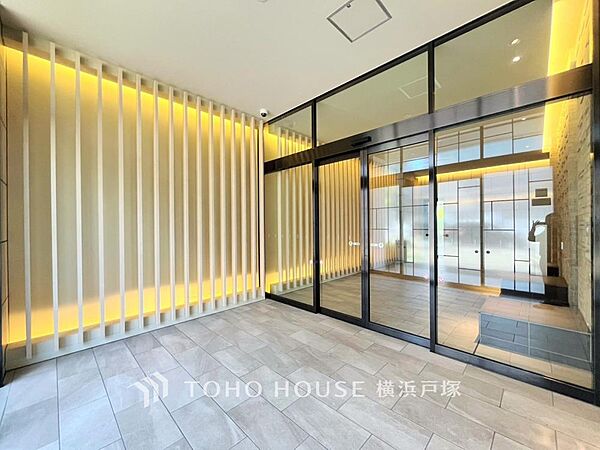 【Entrance】洗練と温もりが調和するエントランスホール。訪れる人を心地よく迎え、特別な空間への期待感を高めます。