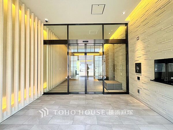 【Entrance】上質感漂うエントランス。めまぐるしく過ぎ行く日々の中でゆったりとした休息と癒しを提供してくれる居住者のプライベート空間があります。