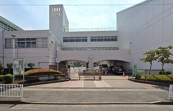 横浜市立西前小学校まで約700m。