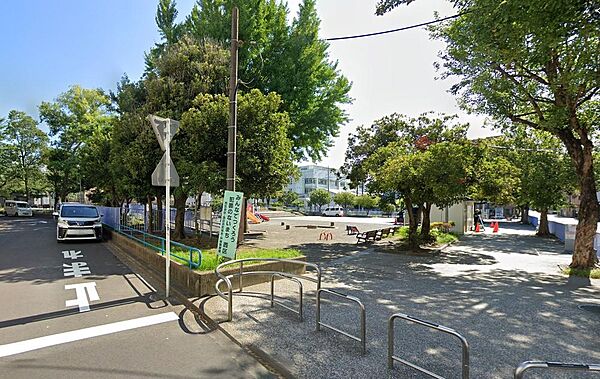 戸部公園まで約600m。西区役所のすぐ近くにあるいつも人が集まるにぎやかな公園です。遊具の後ろの植込みにあるワクワク池はビオトープになっていて水辺の生き物の観察ができます。