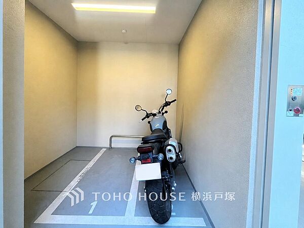 【Bike space】安心・便利なバイク置き場。専用スペースで大切なバイクを守り、快適な移動をサポートする理想的な場所。