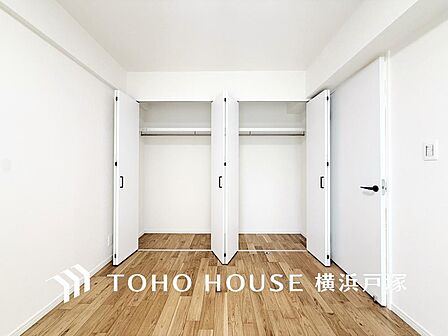 建物内部の収納には拘りました。共有部分に設けた収納。お荷物が多い方にも安心です。