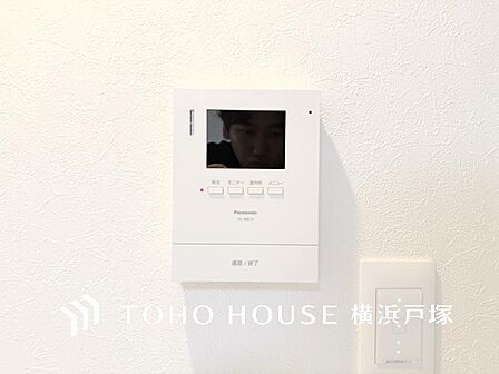 誰が来てもわかる様にモニター付きインターホンを設置。家事導線を考慮した個所に設置し、防犯性と利便性に優れ快適と安らぎを合わせた優しい設計。