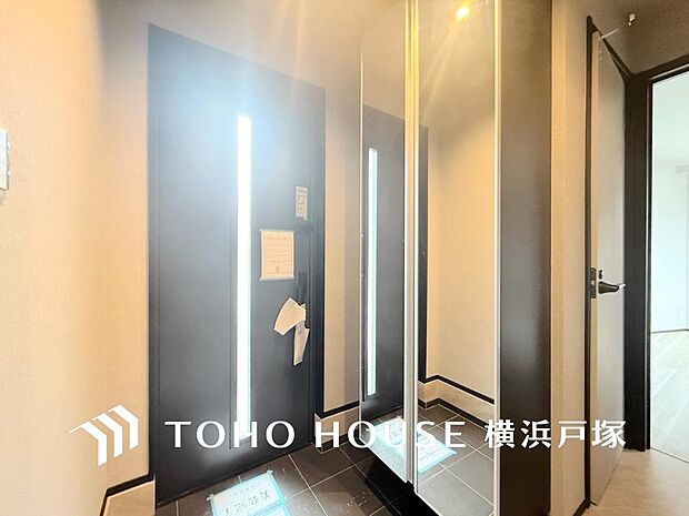 【Entrance】帰宅するたびに気分が上がる、洗練された雰囲気が漂うセンスの良い玄関空間。住まいの第一印象をさりげなく演出します。
