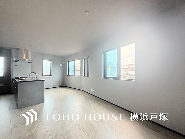 【Living room】ご家族やお客様との時間等、多くの時を刻む空間。何気なく過ぎる時でさえも上質な一時となる快適な空間を。