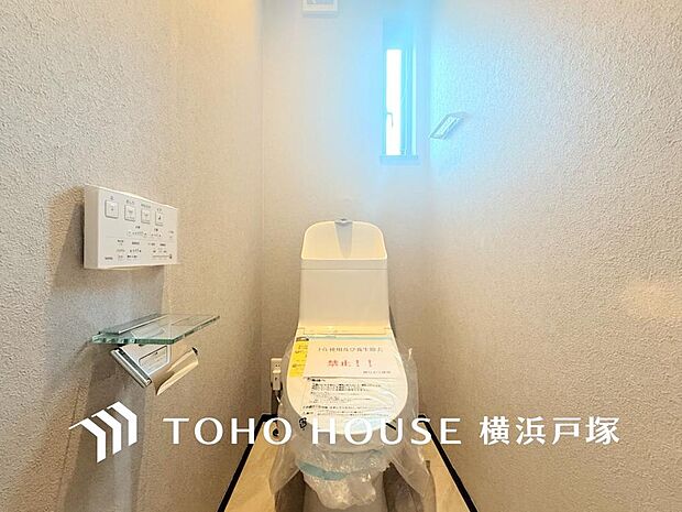 【Toilet】清潔感のあるトイレ空間。毎日快適に使えるよう配慮された仕様で、落ち着いて利用できる空間です。