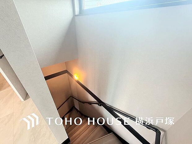 【Stairs】家族が自然と顔を合わせるリビング階段。毎日の暮らしの中でコミュニケーションが生まれやすく、家族の気配を感じながら過ごせる心地よい住空間を演出します。