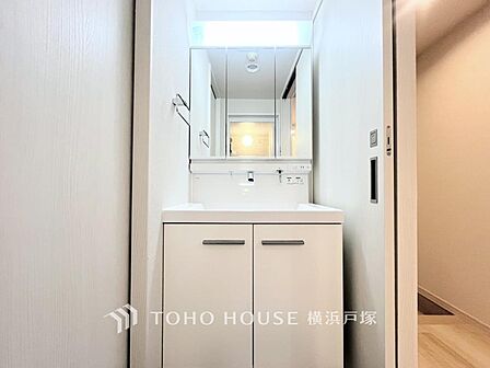【Powder room】清潔感のあるプライベート空間は、身だしなみチェックや肌のお手入れに最適です。収納もあり、スッキリと見映えの良い空間に拵えました。時間に余裕とゆとりを持たせます。