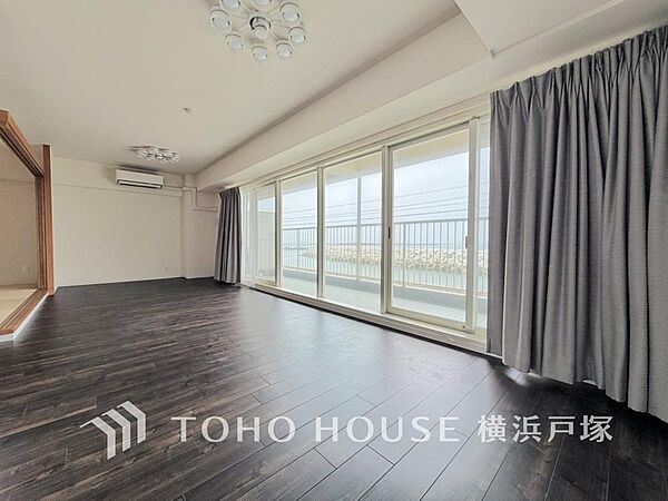 【Living room】明るく開放的な空間が広がるLDK。室内には豊かな陽光が注ぎ込み、爽やかな住空間を演出。