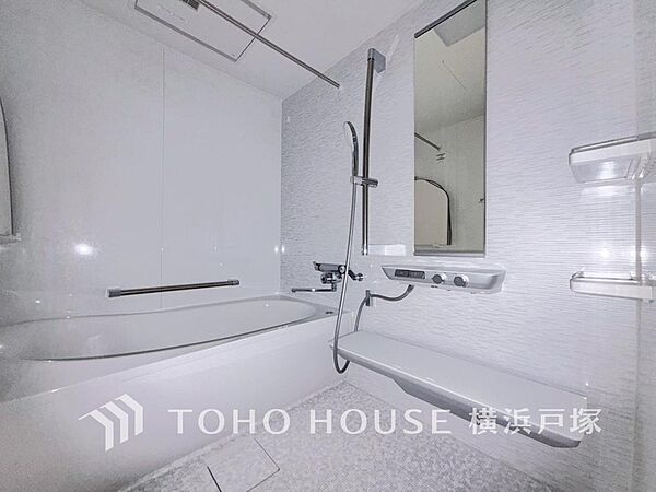 【Bathroom】1日の疲れを取り心身を癒すことができる住まいの中のリラクゼーション空間、リラックスできるよう優しいカラーをチョイスしました。時を忘れるほどのんびりできる空間に。