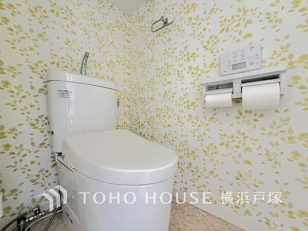 【Toilet】清潔な空間であって頂けますように、目に留まるだけではなく、汚れをふき取り易いフロアと壁紙をチョイス。