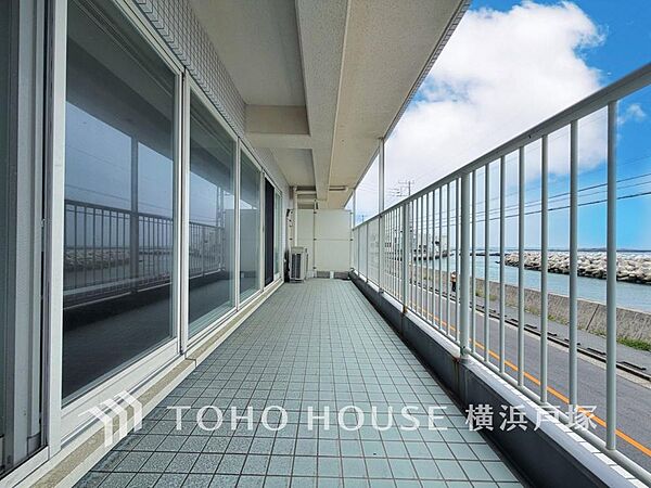 【Balcony】広いバルコニーは暮らしの中で光と風を演出してくれています。見事なまでの開放的な空間をお楽しみ下さい。