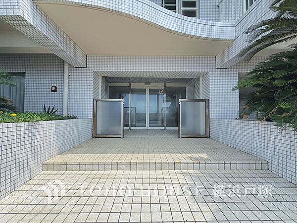 【Entrance】エントランスは毎日の行き帰りで使う大事な空間です。明るい基調で華やかなデザインなので、毎日も気持ちよく、またご友人なども素敵に迎え入れられます。
