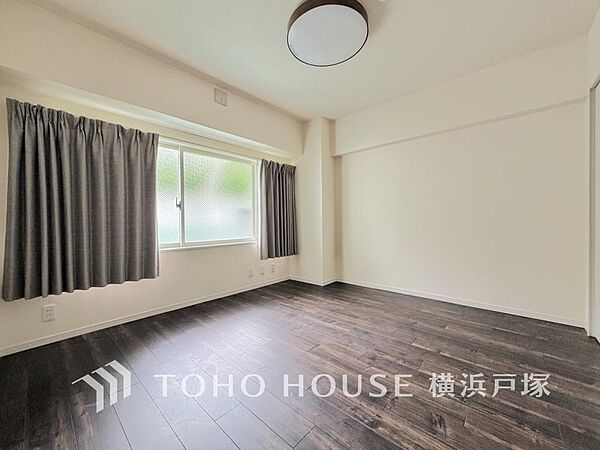 【Room】大きな窓からたっぷりと陽光が注がれる明るい空間。家族の成長に対応できる永住仕様の間取り。時を忘れて過ごす場所として過ごせるお部屋。