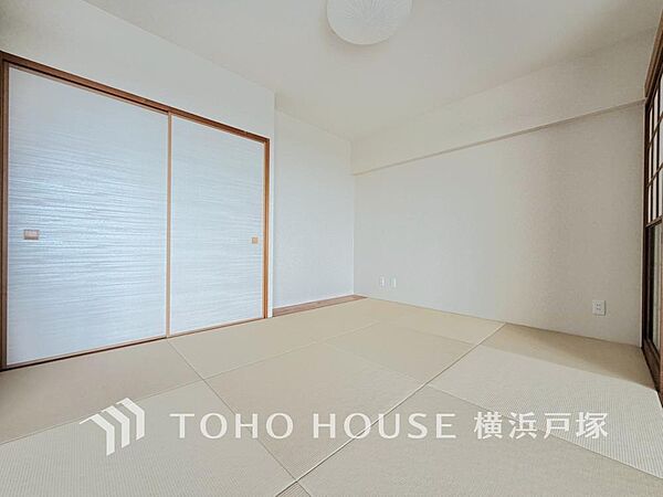 【Japanese-style room】和室があることで落ち着きと癒しの空間が生まれます。来客時の客室としても利用できますし、お子様のプレイルームやお昼寝に最適なお部屋です。