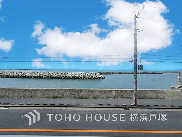 【View】窓の向こうに広がる海を望むオーシャンビュー。開放感あふれる景色を身近に感じながら、朝の目覚めや夕暮れのひとときなど、日常の中で心地よい時間を楽しめます。