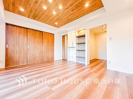【Living room】光と風が溢れる開放的なリビングダイニングには自然と家族みんなが集まってきます。明るく穏やかな空気の中で飲んだり、食べたり、笑ったり。