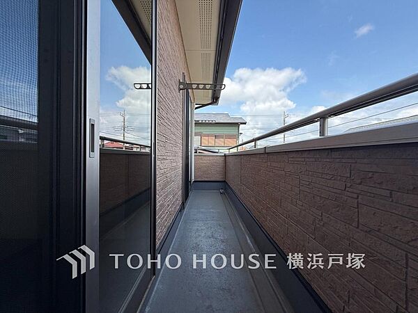 【Balcony】気持ちのいい空が見渡せる広いバルコニー。爽やかな風を感じて、心躍る素敵な暮らしがはじまります。
