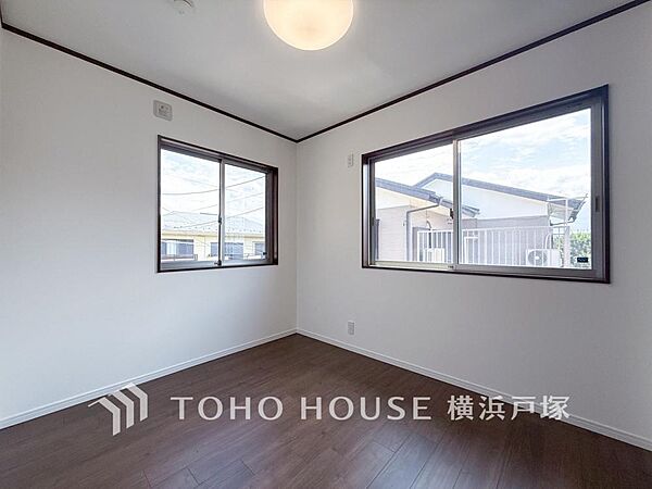 【Room】大きな窓からたっぷりと陽光が注がれる明るい空間。家族の成長に対応できる永住仕様の間取り。時を忘れて過ごす場所として過ごせるお部屋。